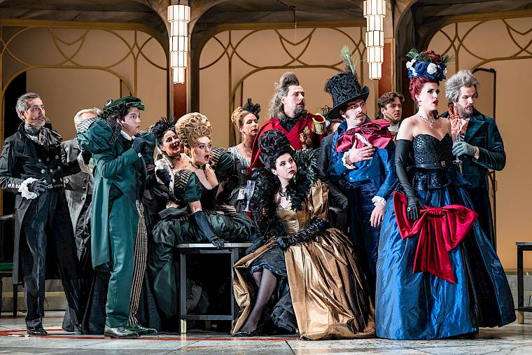 Gianni Schicchi (Eine Ballnacht) 2025/26. Foto: T+T Fotografie / Toni Suter + Tanja Dorendorf